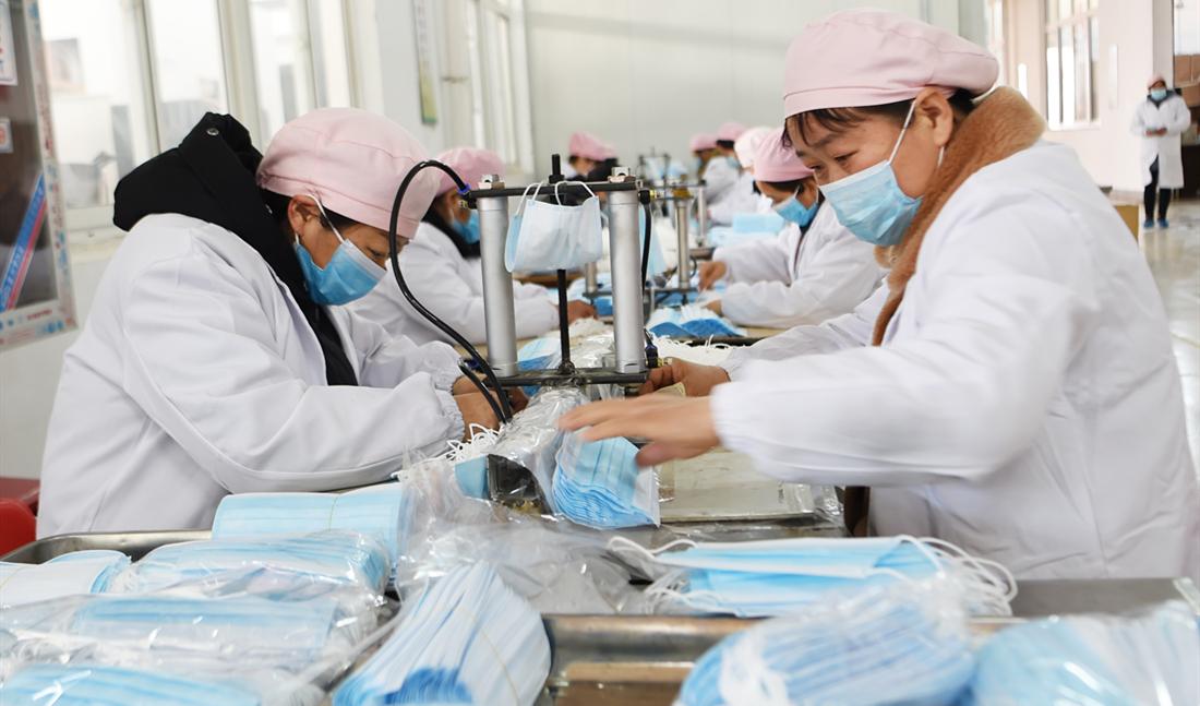 克服用工困难 抓紧口罩生产