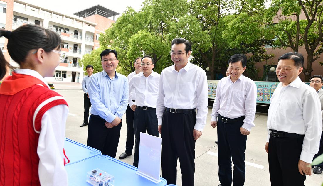 市领导开展“六一”慰问活动
