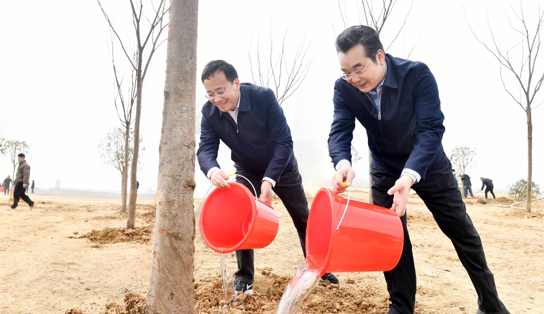 市领导参加义务植树活动