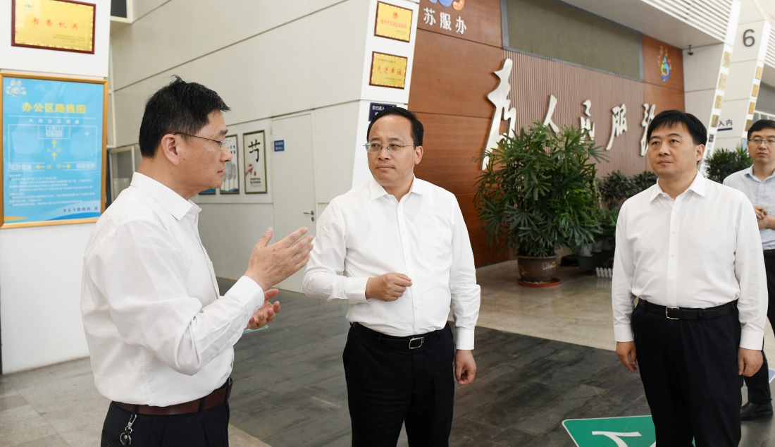 市领导调研政务服务环境建设工作