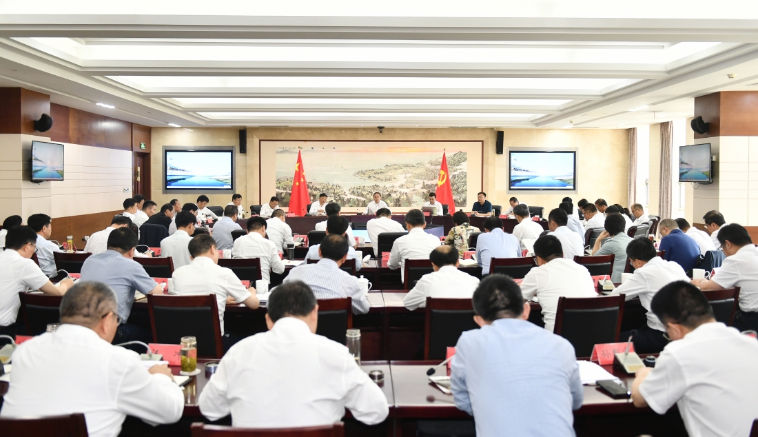市委理论学习中心组召开学习会并开展现场研学