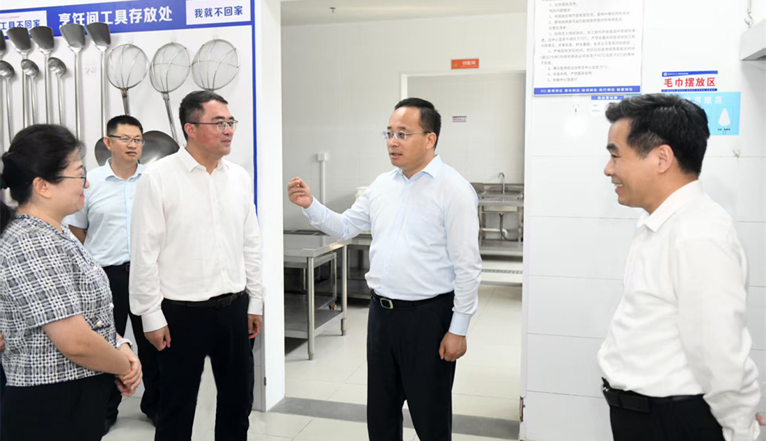 市领导调研推进“校园餐”安全和校园周边环境综...