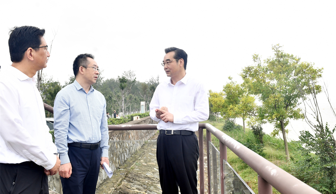 市领导调研督导生态环境保护工作并开展巡湖巡林...