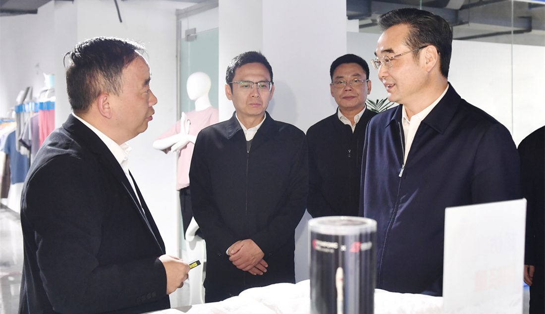 市领导到洪泽区宣讲党的二十届四中全会精神并调...