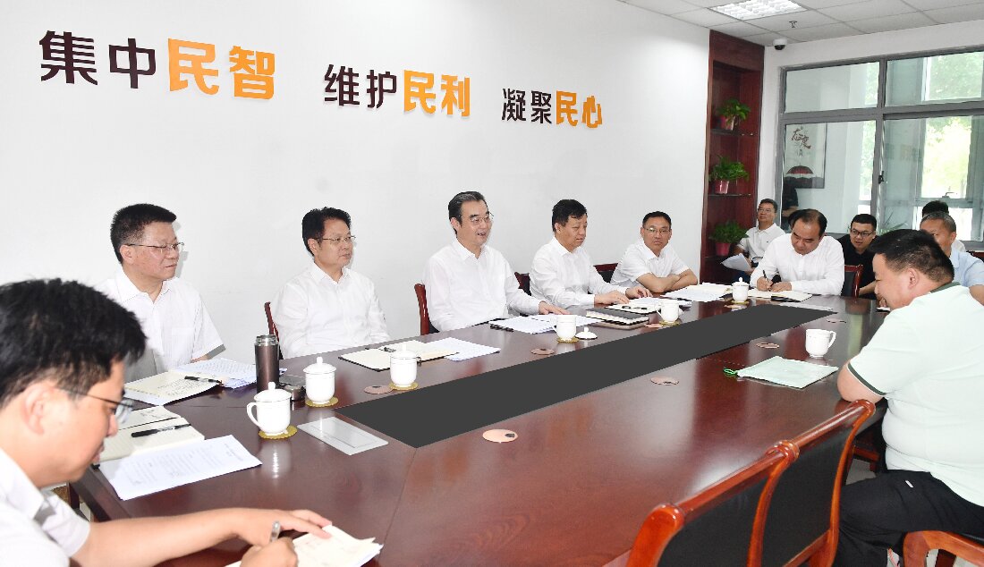 市领导接待来访群众