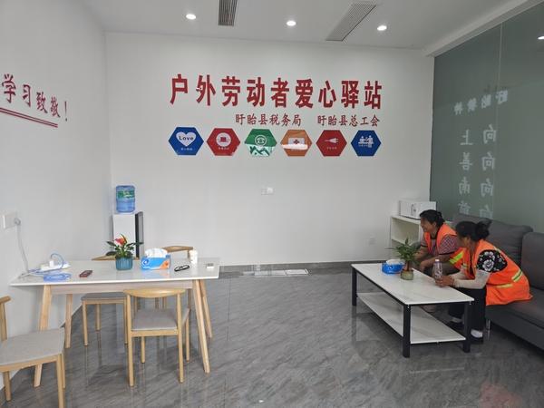 1689215634600_环卫工人在驿站休息-1.jpg