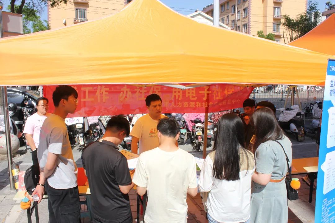 特别的日子只为特别的你——我市举办“淮才必遇520” 移动广场大型招聘会2.jpg