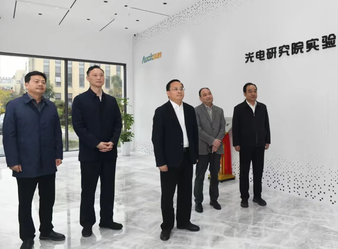 市领导调研骨干工业企业运行情况