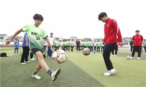 “苏超”淮安队球员空降盱眙 点燃校园小将足球梦...