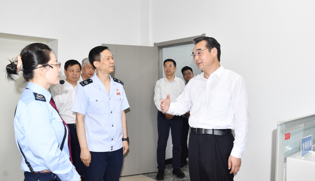 市领导调研税收工作
