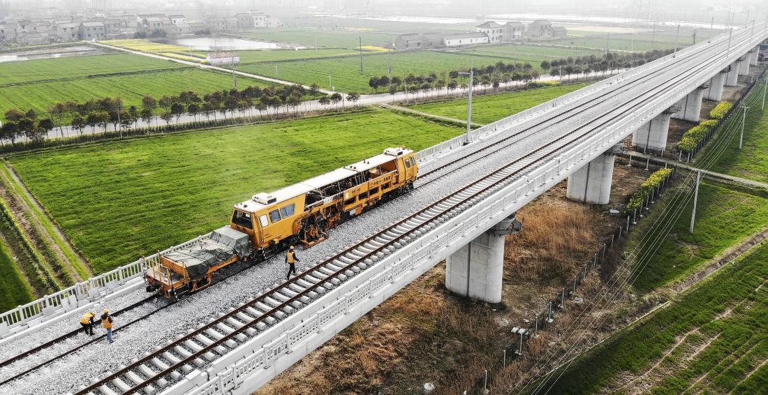 3月23日,徐宿淮盐铁路铺轨作业正式进入大机整道,焊轨锁定,应力放散及
