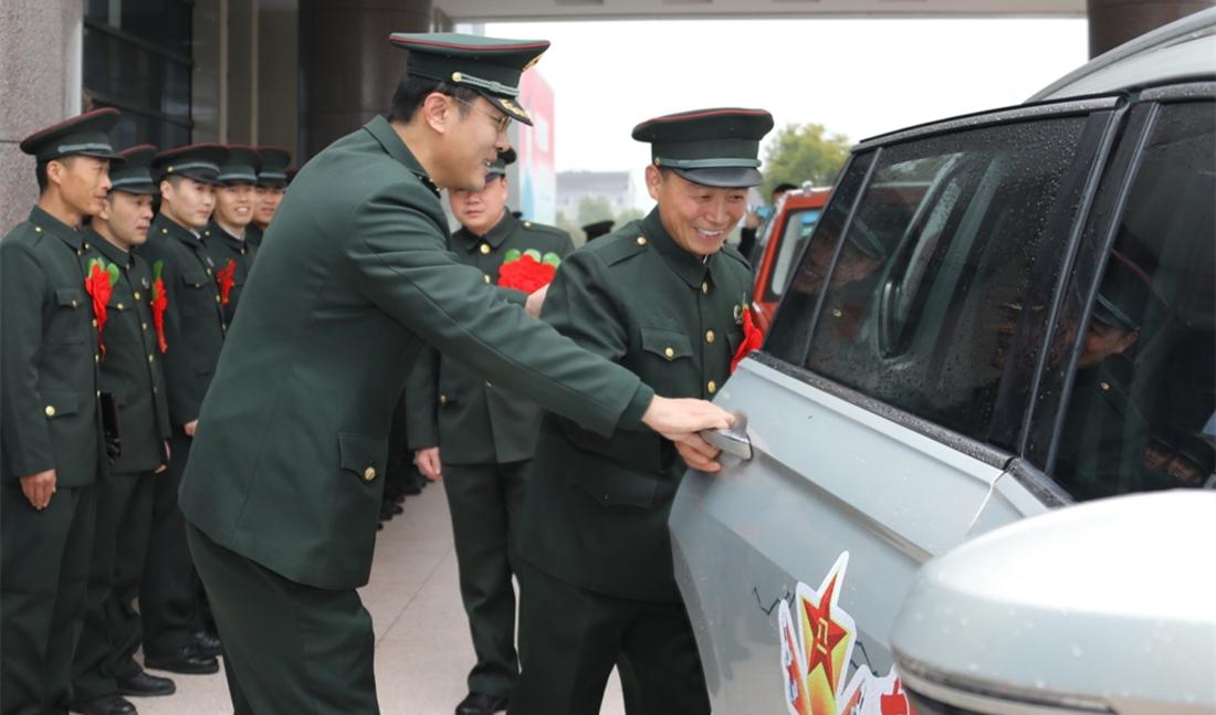 退伍老兵坐上幸福专车光荣返乡