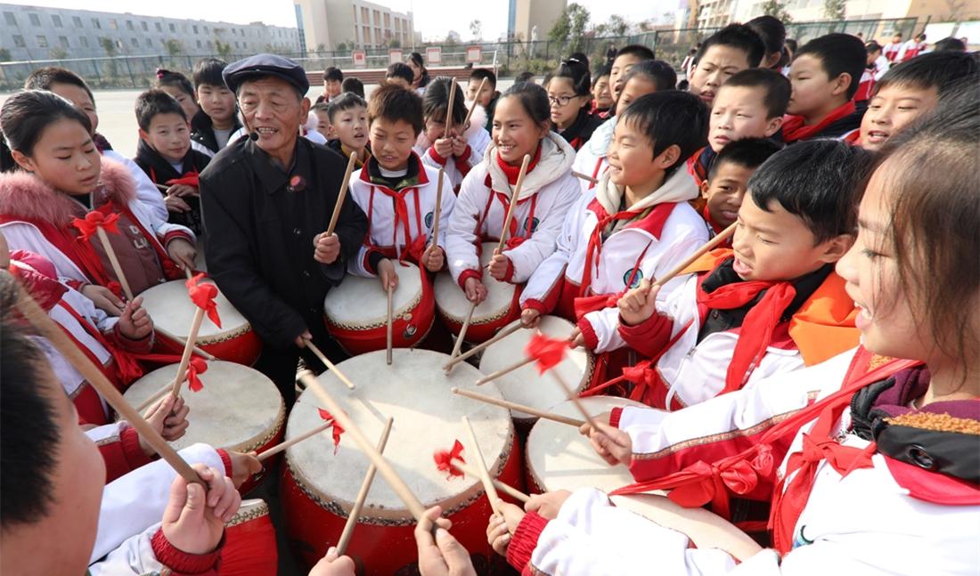 非遗传承人王正华在盱眙县桂五中心小学指导学生练习十三番锣鼓