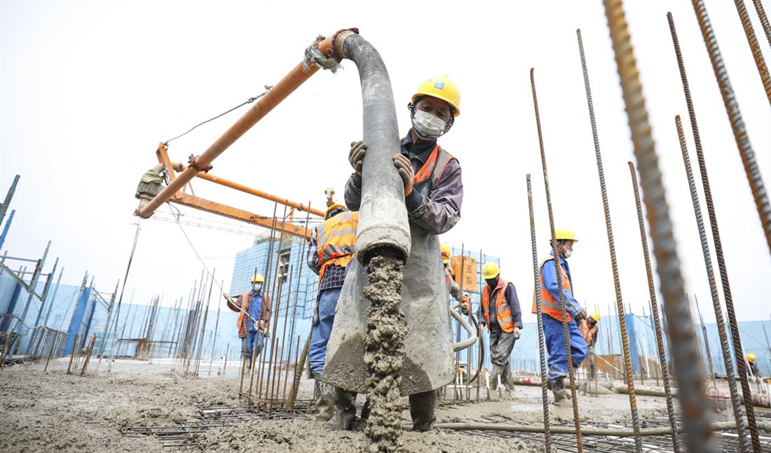 4月6日,在一居民小区项目建设工地,工人假期不停工,安全有序施工作业