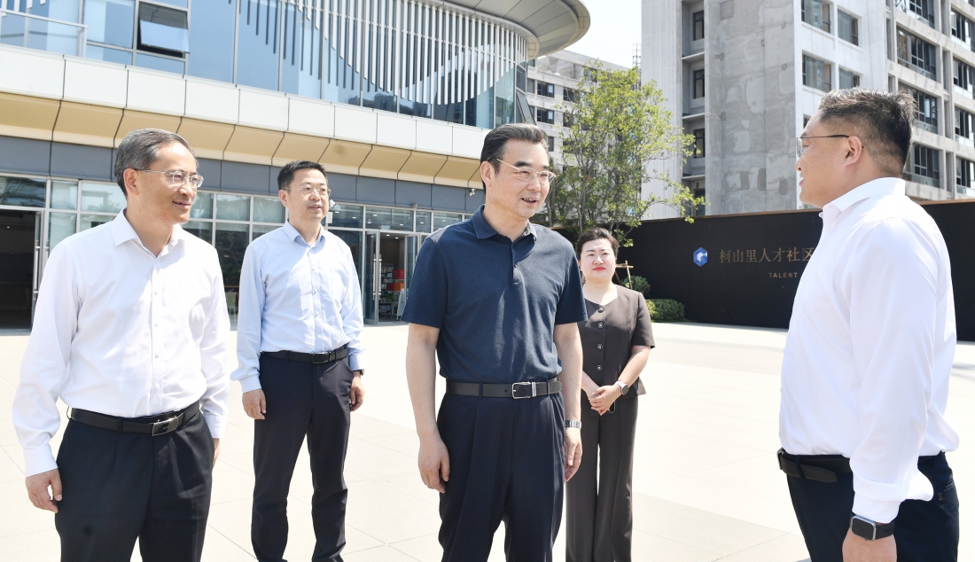 市领导调研现代服务业发展情况