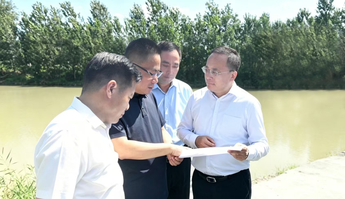 市领导开展巡河并现场推进水生态环境治理工作